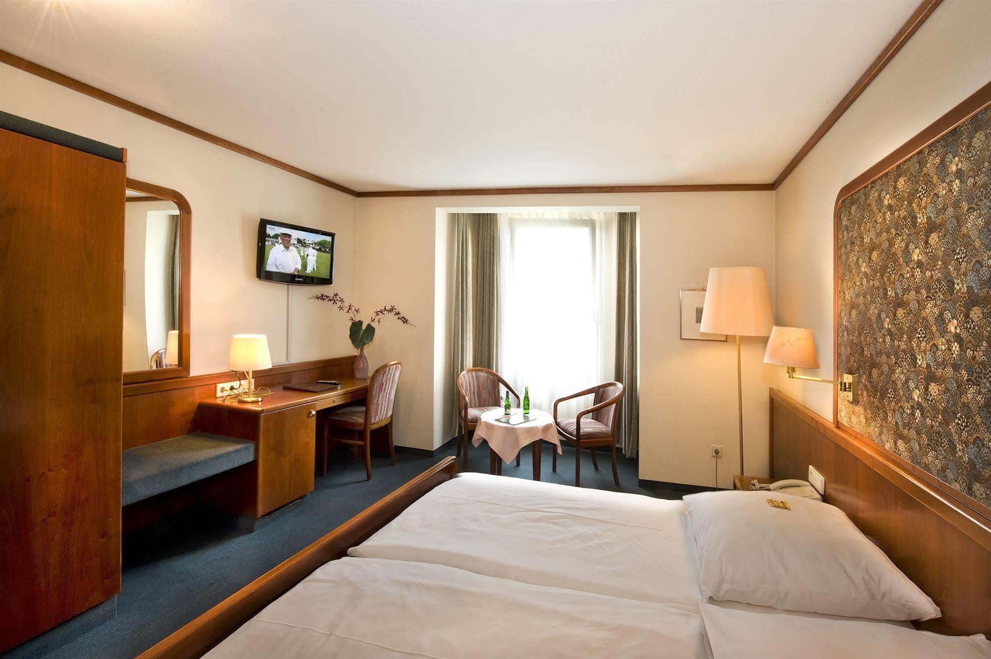 Hotel Am Schelztor Esslingen am Neckar Bagian luar foto